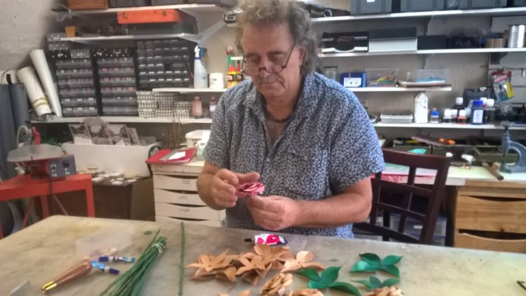 Michel Leulier au travail dans l’atelier Fleurs de Peaux à Rouen